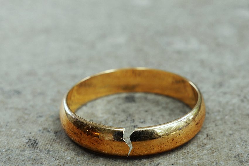 gold ring with a crack in it